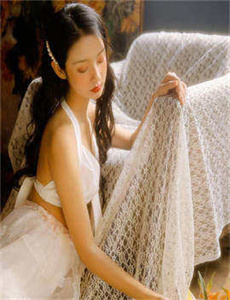 穿黑色内衣的女人
